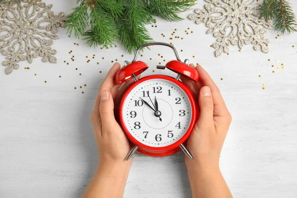 Kadın ile çalar saat, tablo, görünüm üst. Noel geri sayım