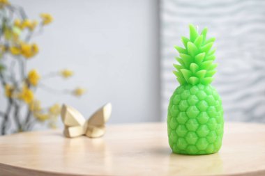 Mum oda tablo şeklinde ananas