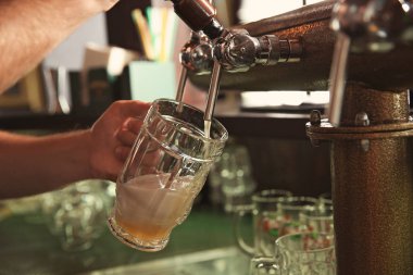 Bar, closeup cam içine dokunun biralarından dökme barmen