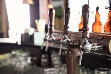 Sayaç modern barda bira musluklar