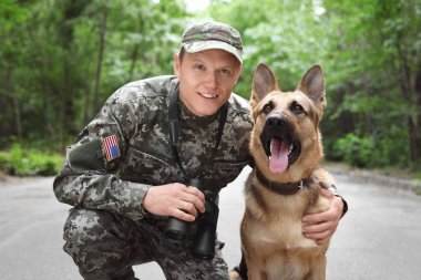 Alman çoban köpeği, açık havada ile askeri üniformalı erkeklere