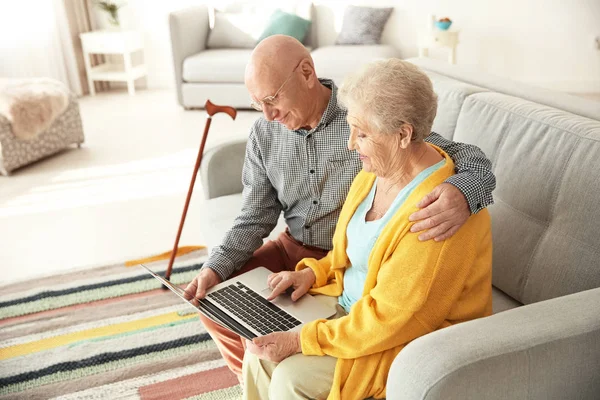 Idős Házaspár Használ Laptop Nappaliban — Stock Fotó