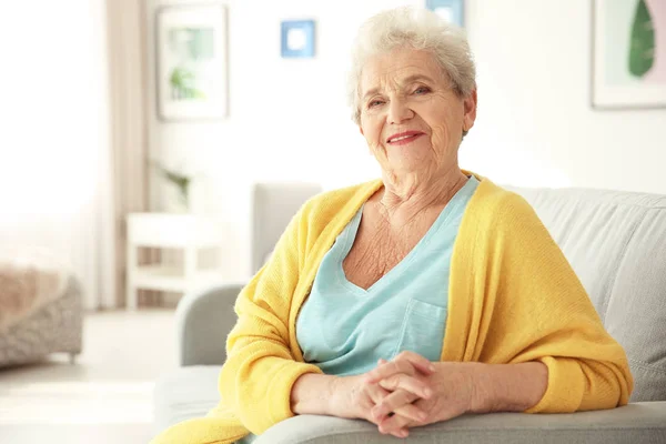 Ältere Frau Sitzt Auf Couch Wohnzimmer — Stockfoto