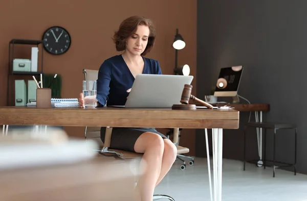 Жінка Адвокат Працює Ноутбуком Столом Офісі — стокове фото