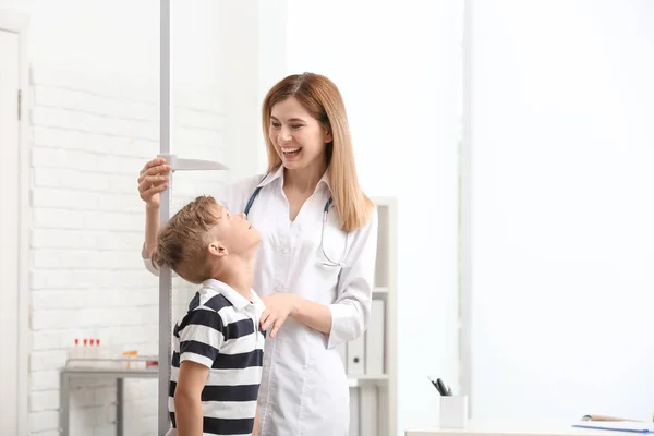 Médico Medindo Altura Menino Hospital — Fotografia de Stock