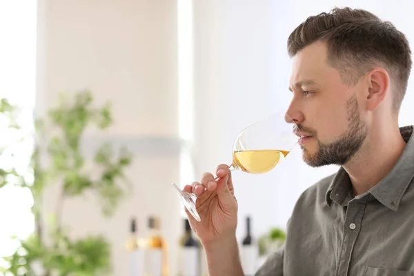 Ung Man Med Glas Vin Inomhus — Stockfoto