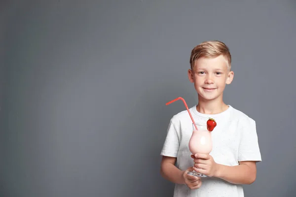 Liten Pojke Med Glas Milkshake Grå Bakgrund — Stockfoto