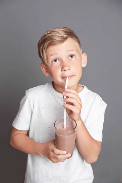 Liten Pojke Med Glas Milkshake Grå Bakgrund — Stockfoto