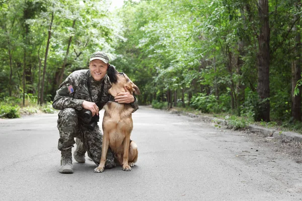 Hombre Uniforme Militar Con Perro Pastor Alemán Aire Libre — Foto de Stock