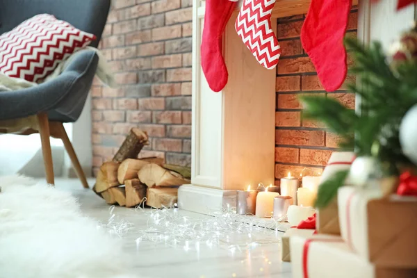 Weihnachtsbeleuchtung Kamin Mit Kerzen Drinnen — Stockfoto