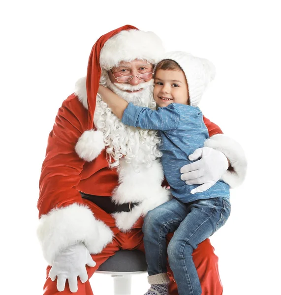 Malý Chlapec Objímání Autentické Santa Claus Bílém Pozadí — Stock fotografie