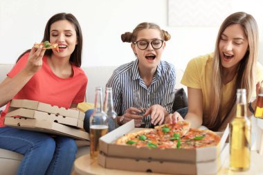 Gençler eğleniyor kapalı lezzetli pizza partisi