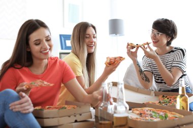 Gençler eğleniyor kapalı lezzetli pizza partisi