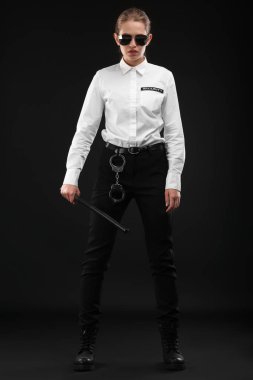 Kadın güvenlik görevlisi polis baton koyu arka plan üzerinde ile