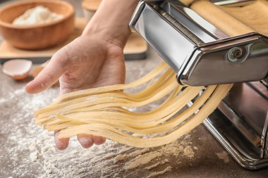 Erişte makarna makine masada ile hazırlama kadın