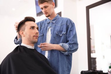Profesyonel kuaför müşteri Kuaför Salon ile çalışma. Hippi moda