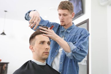 Profesyonel kuaför müşteri Kuaför Salon ile çalışma. Hippi moda