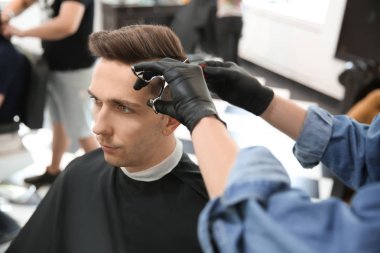 Profesyonel kuaför müşteri Kuaför Salon ile çalışma. Hippi moda