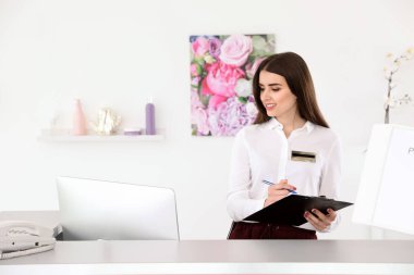 Güzellik Salonu Danışma, pano ile genç resepsiyonist