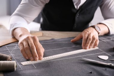 Terzi atölyesi, closeup masada çalışma