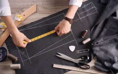 Terzi atölyesi, üstten görünüm masada çalışma