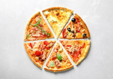 Açık renkli, üstten görünüm üzerinde lezzetli pizza dilimleri