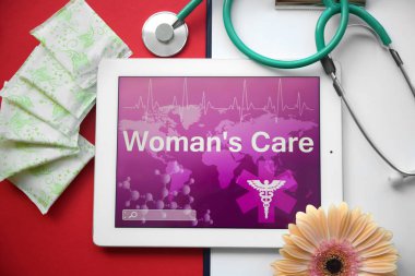 Stetoskop, tablet ve renk arka plan üzerinde adet yastıkları ile düz yatıyordu kompozisyon. Jinekolojik Check-up