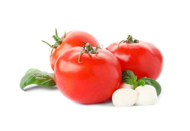 Olgun kırmızı domates, mozzarella peynirli cips ve fesleğen beyaz arka plan üzerinde