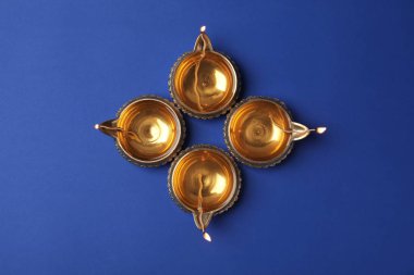 Diwali diyas veya kil lambalar renk arka plan, üstten görünüm