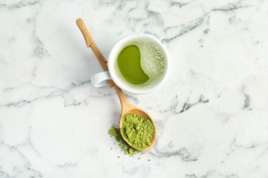 Düz matcha ile kompozisyon çay mermer zemin üzerinde yatıyordu
