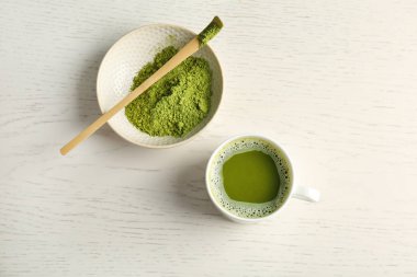 Fincan taze içecek ve chawan tozu matcha çay ahşap arka plan, üstten görünüm