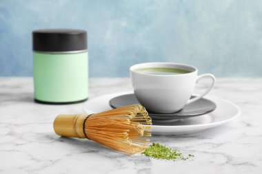 Fincan taze matcha çay ve chasen masada