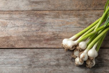 Taze sarımsak ampuller ahşap arka plan, üstten görünüm