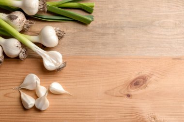 Ahşap arka plan, üstten görünüm üstünde taze sarımsak