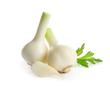 Olgun taze sarımsak ve beyaz zemin üzerine maydanoz