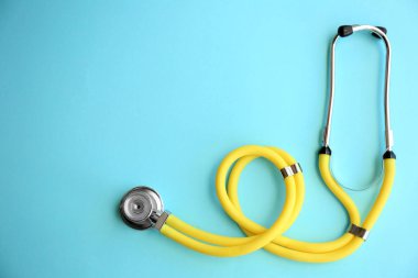 Renk arka plan, üstten görünüm üzerinde yeni stetoskop