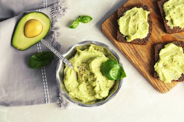 Avokado tablo üzerinde yapılan guacamole ile düz yatıyordu kompozisyon