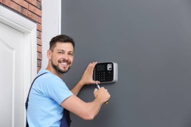 Erkek teknisyen alarm sistemi kapalı yükleme