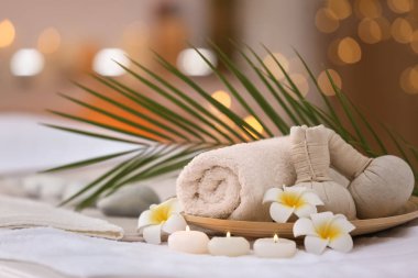 Sağlık merkezindeki masaj masasının üzerine harika bir spa kompozisyonu.