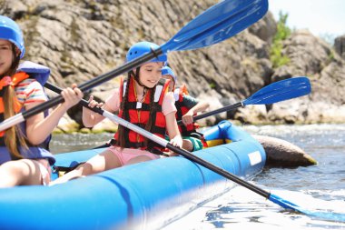 Nehir kanosu küçük çocuklar. Yaz Kampı