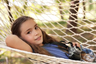 Küçük kız açık havada hamak kamera ile. Yaz Kampı