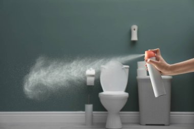 Kadın banyoda Oda spreyi püskürtme