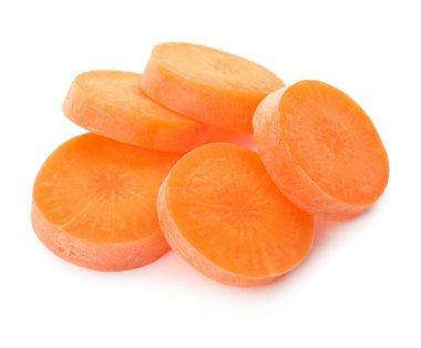 Beyaz arka plan üzerinde havuç dilimleri RIPE