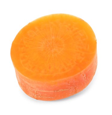 Beyaz arka plan üzerinde olgunlaşmış havuç dilim