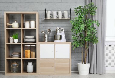 Farklı mutfak aletleri ve modern mutfak yemekleri