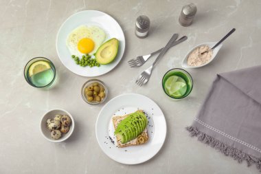 Tablo, üstten görünüm taze avokado tost ile lezzetli kahvaltı