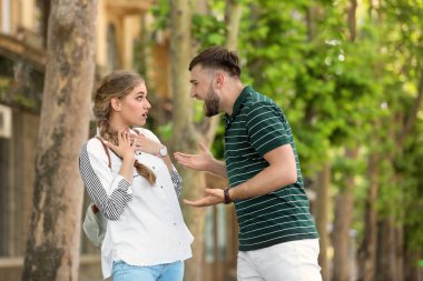 Genç çift sokakta savunarak. İlişki sorunları