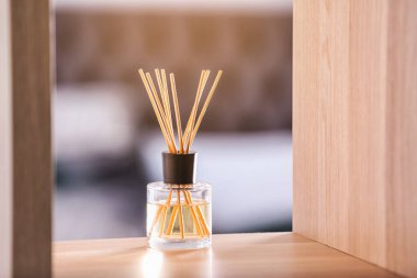 Aromatik reed hava temizleyici arka plan bulanık karşı masada