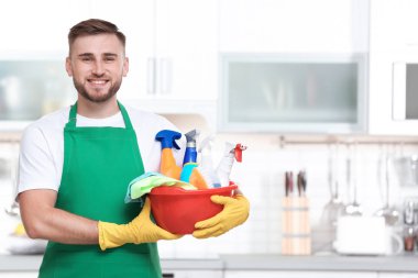 Temizlik malzemeleri kapalı ile üniformalı erkeklere