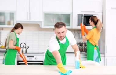 Profesyonel kapıcı üniformalı mutfak temizlik ekibi